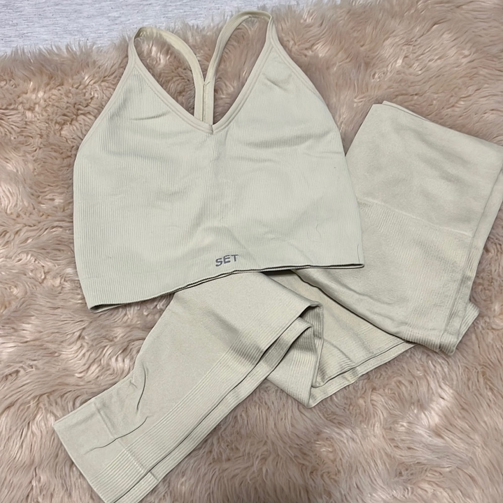 Set active oatmilk leggings and ribbed v. Leggings xs. Ribbed v bra s.